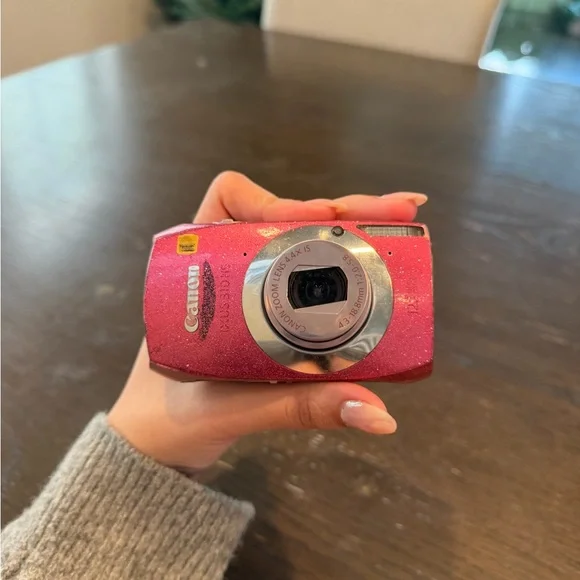 Compact Digital Camera with Display - Picture 3 of 5